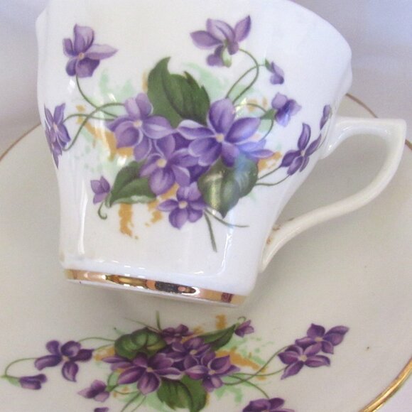 Clare English Bone China Tea Cup and Saucer Vivacious Violets, Gold Gilt H223 - Picture 1 of 5